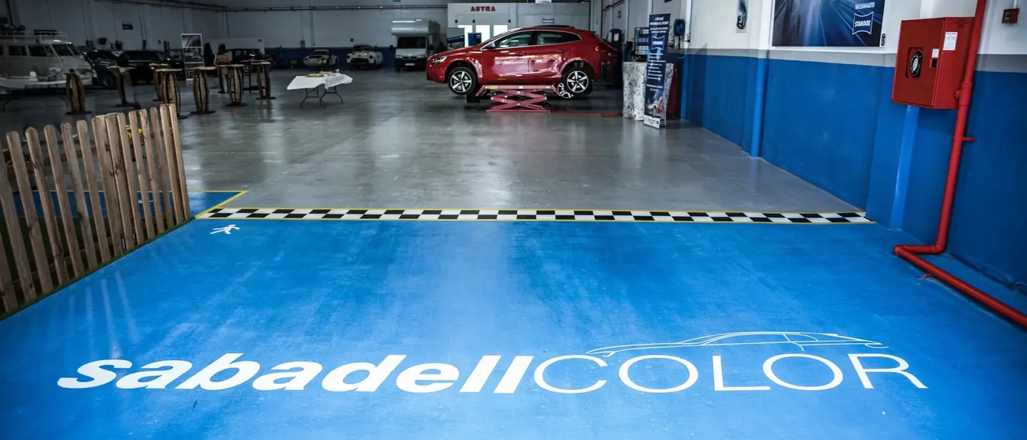 Logotipo de Sabadell Color pintado en el suelo de la nave