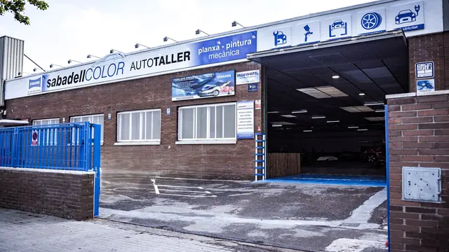 Fachada del taller Sabadell Color en Carrer de Bernat Metge