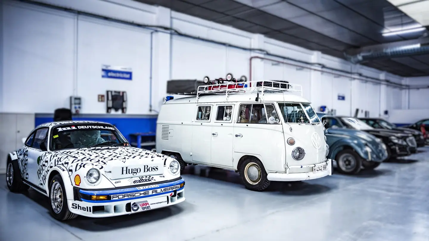 Porsche 911 clasico y furgoneta Volkswagen T1 restaurados en el taller de Sabadell Color