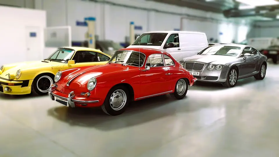 Porsche 911 amarillo, Porsche 356 rojo y Bentley Continental en la nave