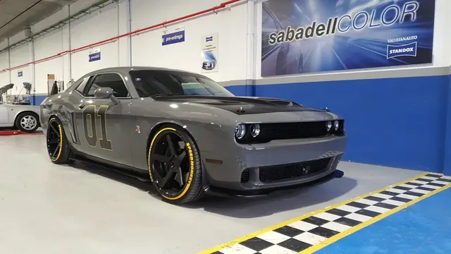 Dodge Challenger gris dentro del taller