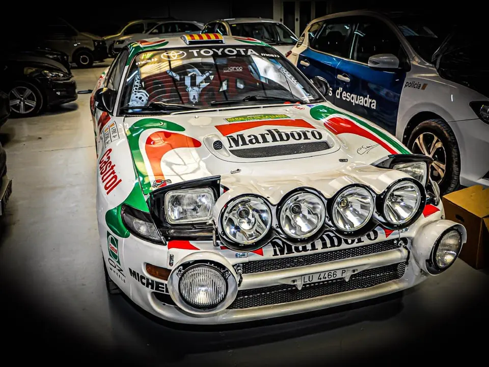 Toyota Celica GT-Four de rally con decoracion de competición